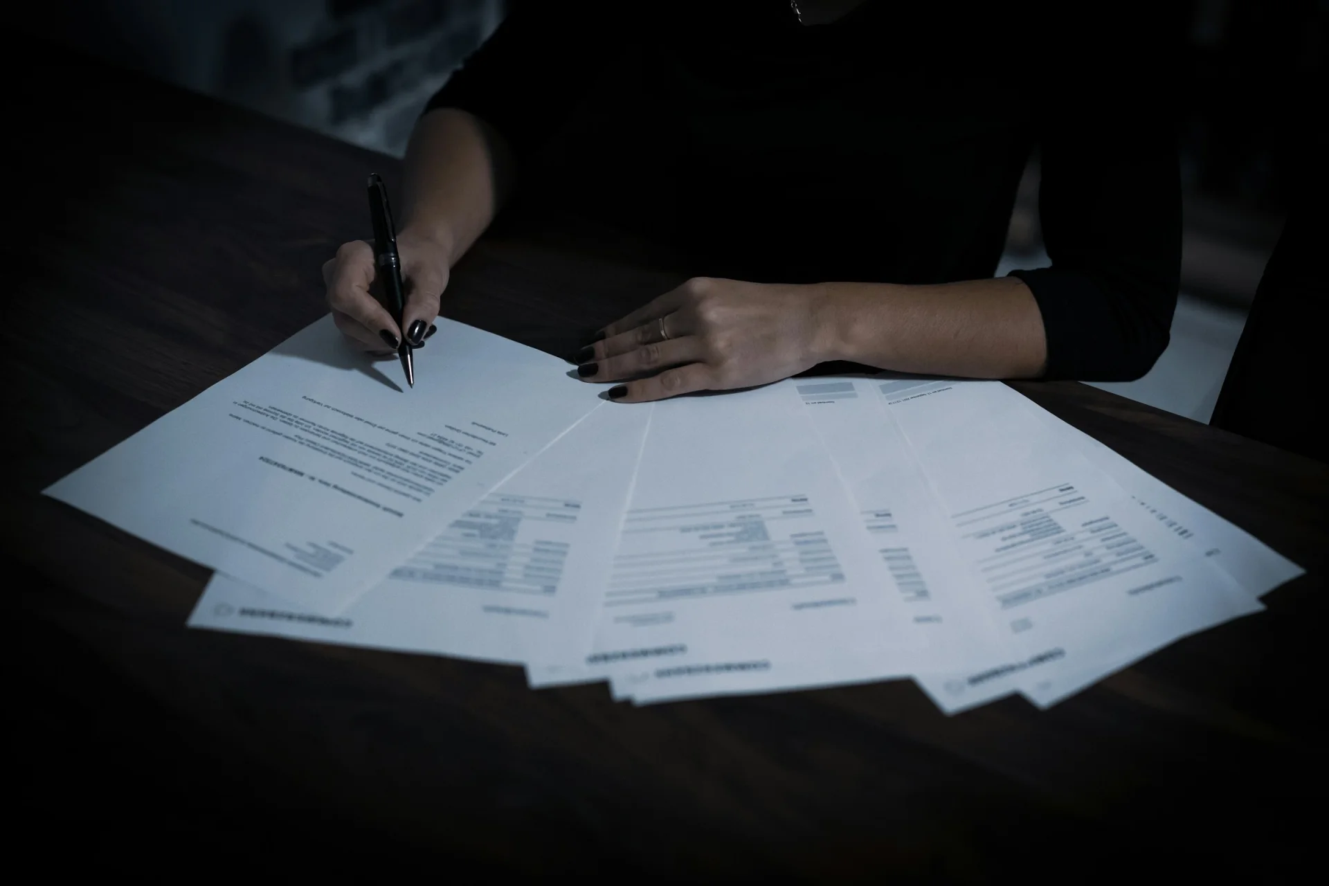 Çalışma masasında incelenen finansal raporlar ve dönemsel belgeler